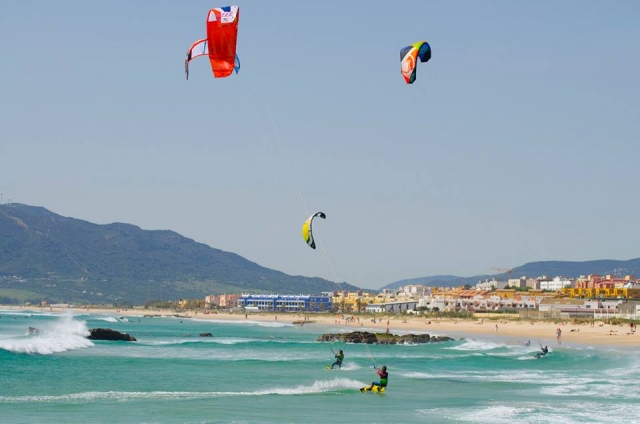 varias personas practicando kitesurf en tarifa
